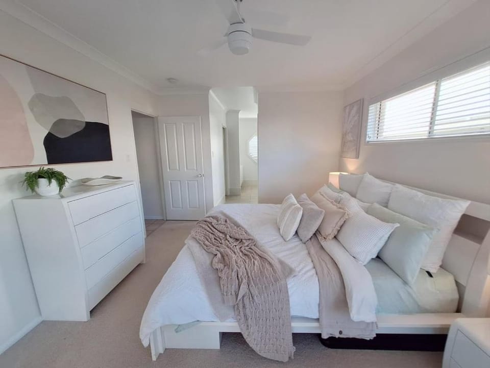 Golden Beach Escape | Walk to Beach & Pumicestone Passage House in Golden Beach
