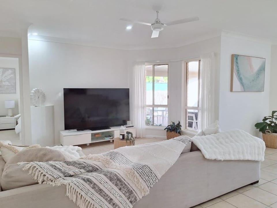 Golden Beach Escape | Walk to Beach & Pumicestone Passage House in Golden Beach