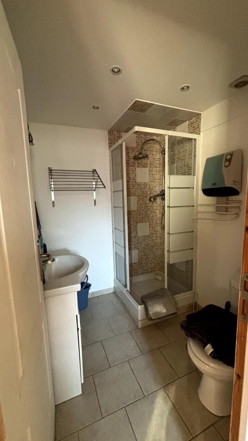 Shower, Toilet, Bathroom, towels