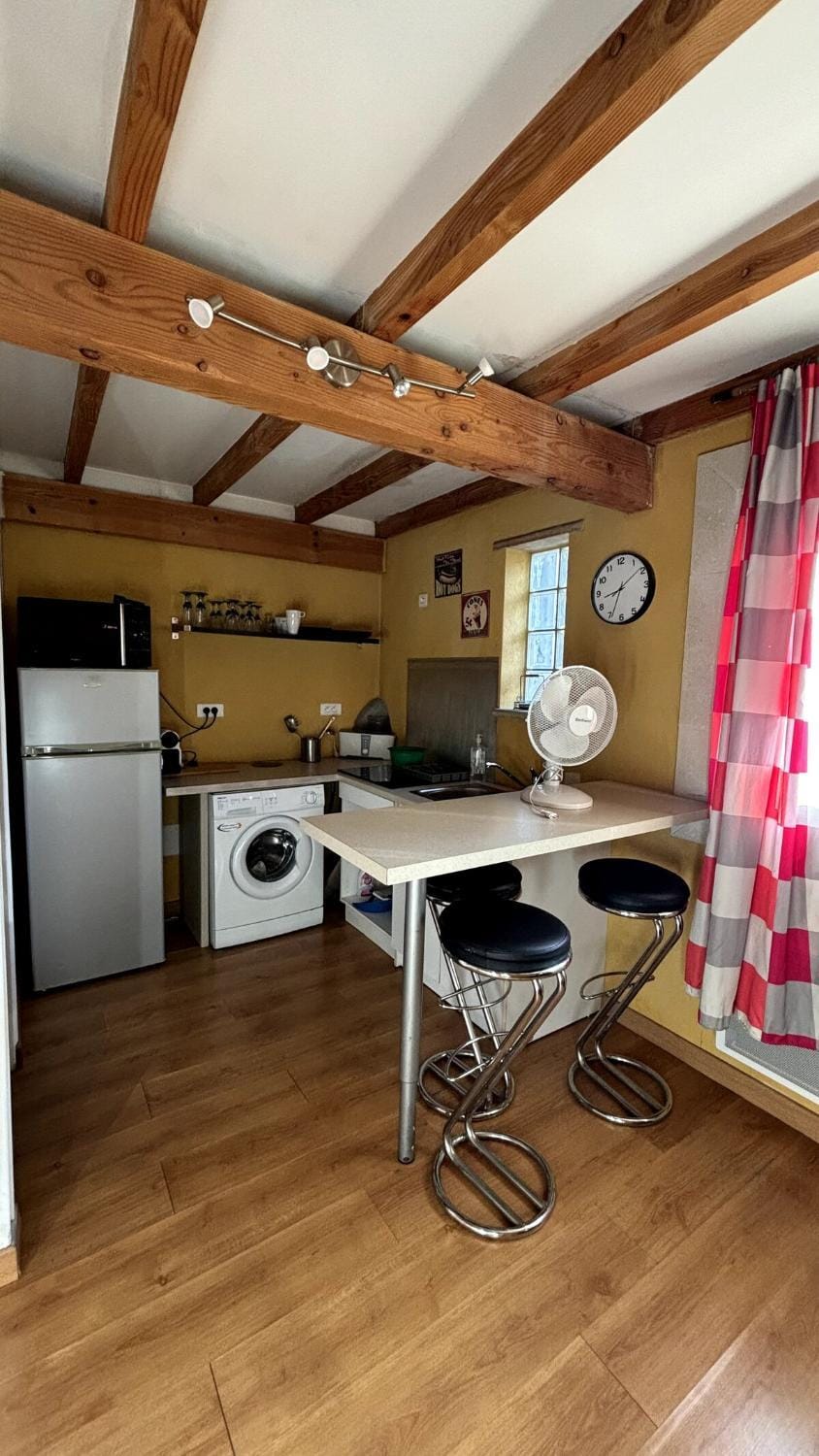 Kitchen or kitchenette, Dining area, dishwasher, microwave, stove, toaster, washing machine
