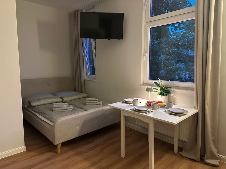 Bed, TV and multimedia, Bedroom