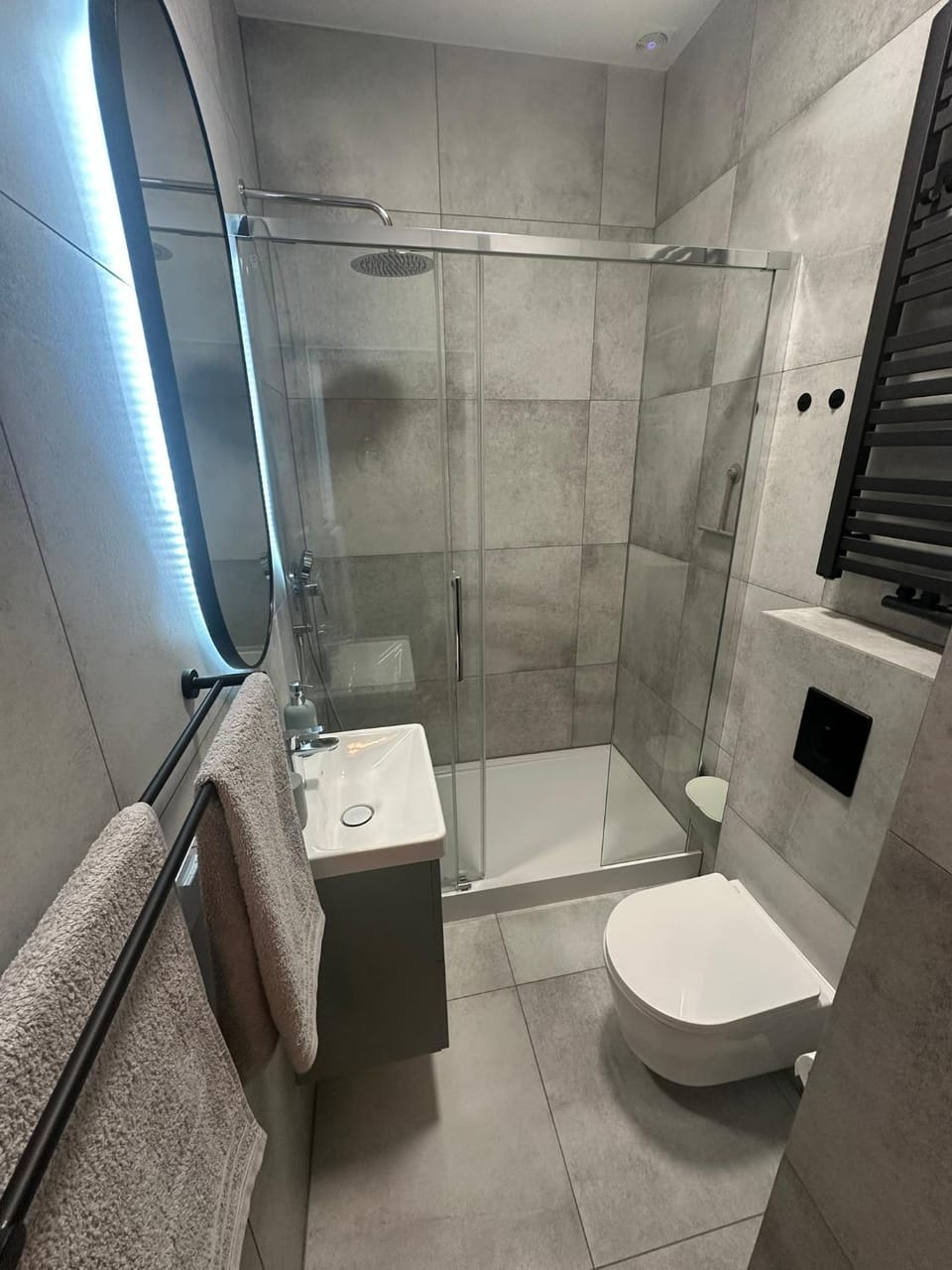 Shower, Toilet, Bathroom, towels