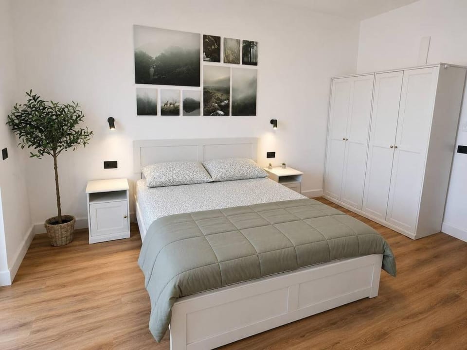 Bed, Photo of the whole room, wardrobe