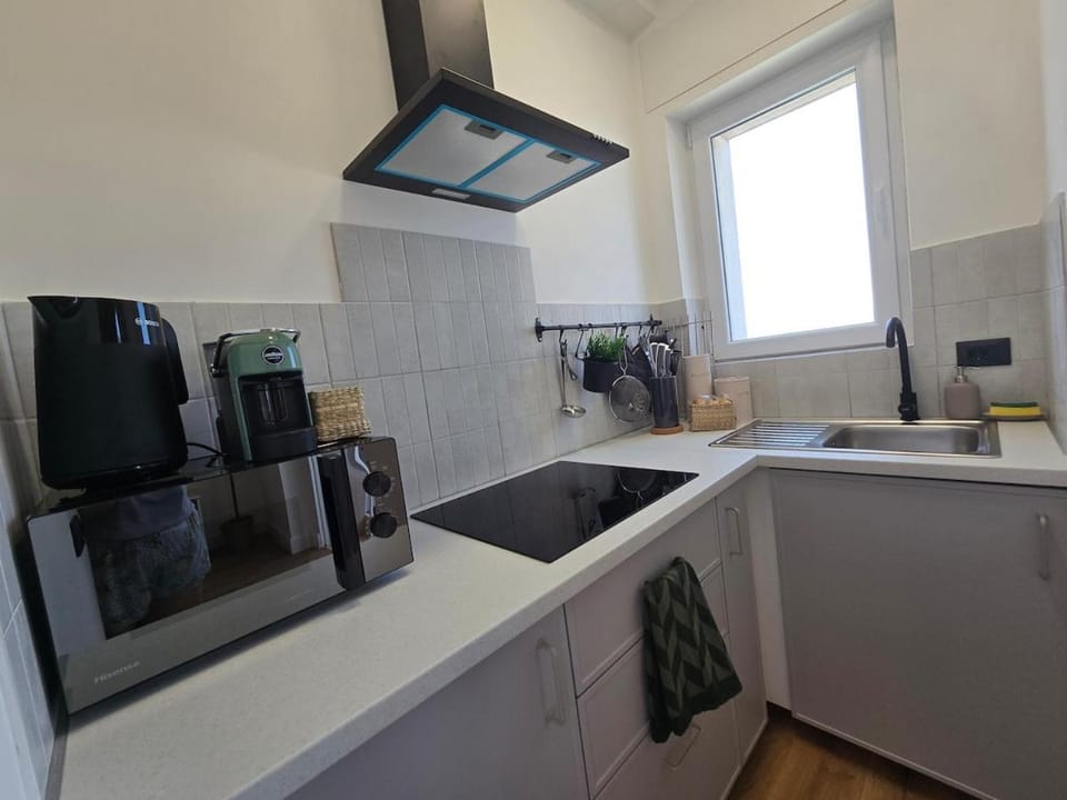 Coffee/tea facilities, Kitchen or kitchenette, stove