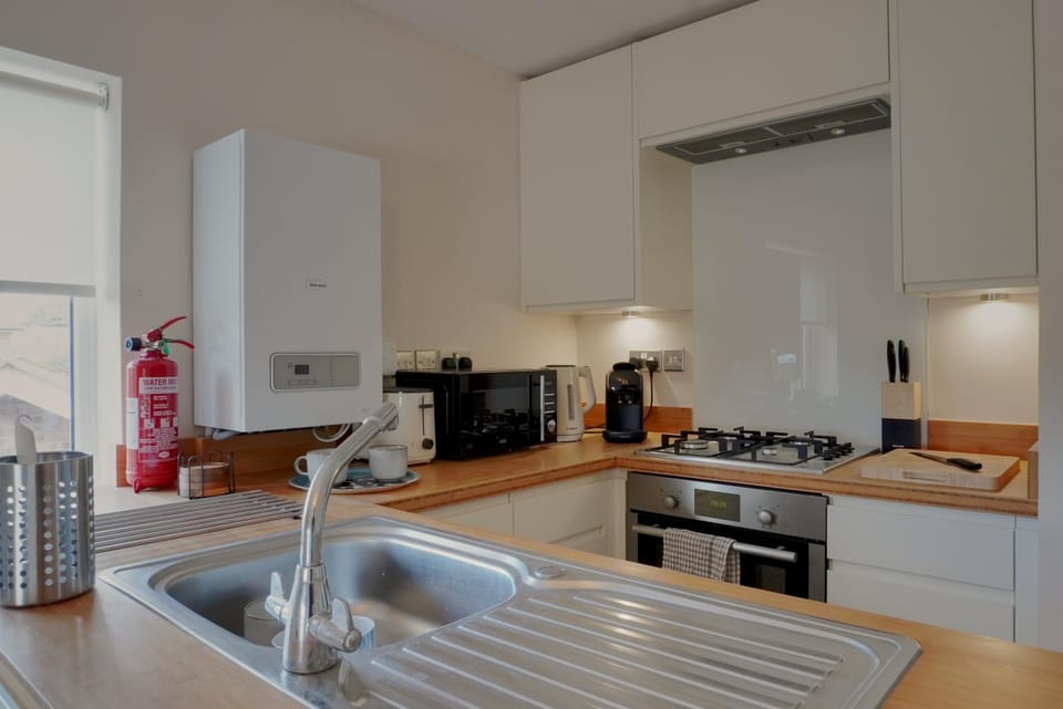 Coffee/tea facilities, Kitchen or kitchenette, microwave, oven, stove, toaster