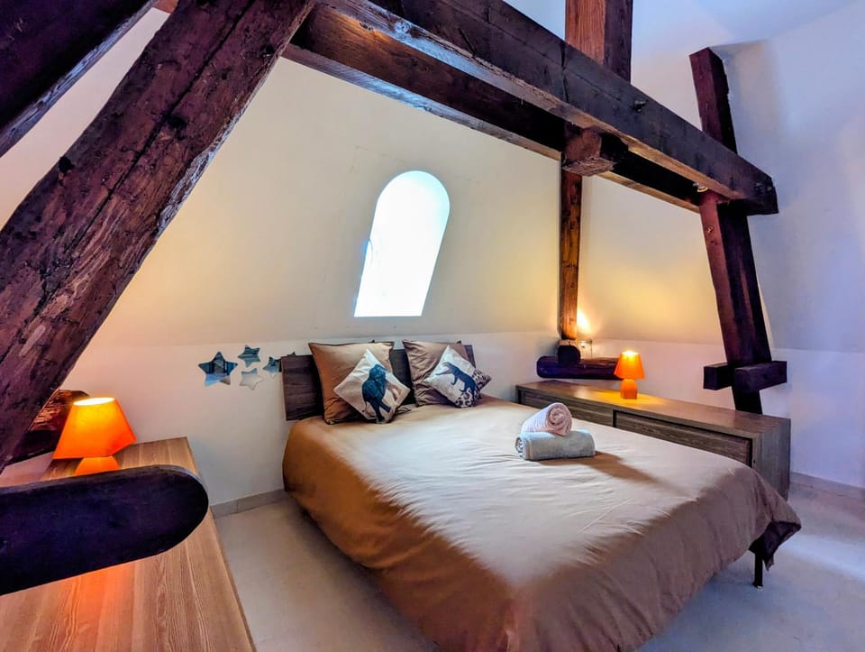 Bed, Photo of the whole room, Bedroom, towels, towels