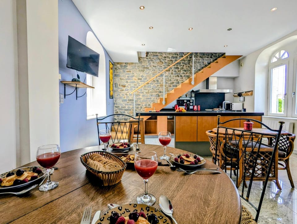 Kitchen or kitchenette, Living room, Seating area, Dining area, stove