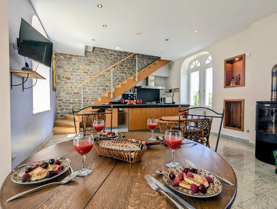 Coffee/tea facilities, Kitchen or kitchenette, Dining area, stove