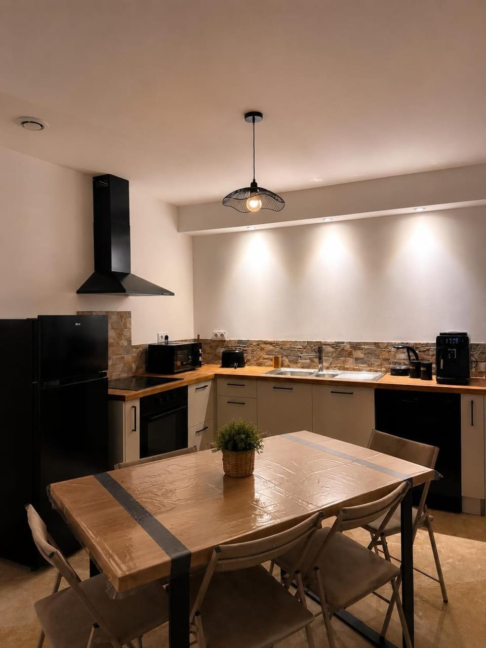 Kitchen or kitchenette, Dining area, stove
