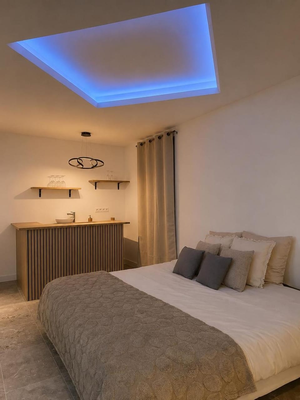 Bed, Photo of the whole room, Bedroom