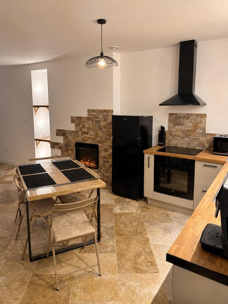 Kitchen or kitchenette, Dining area, stove