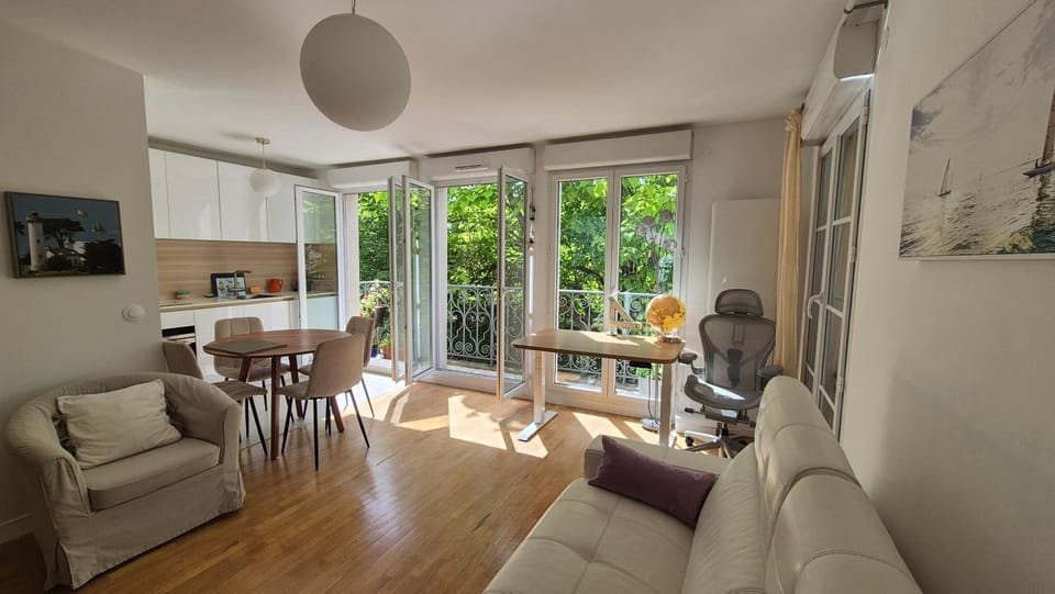 Kitchen or kitchenette, Living room, Seating area, Dining area