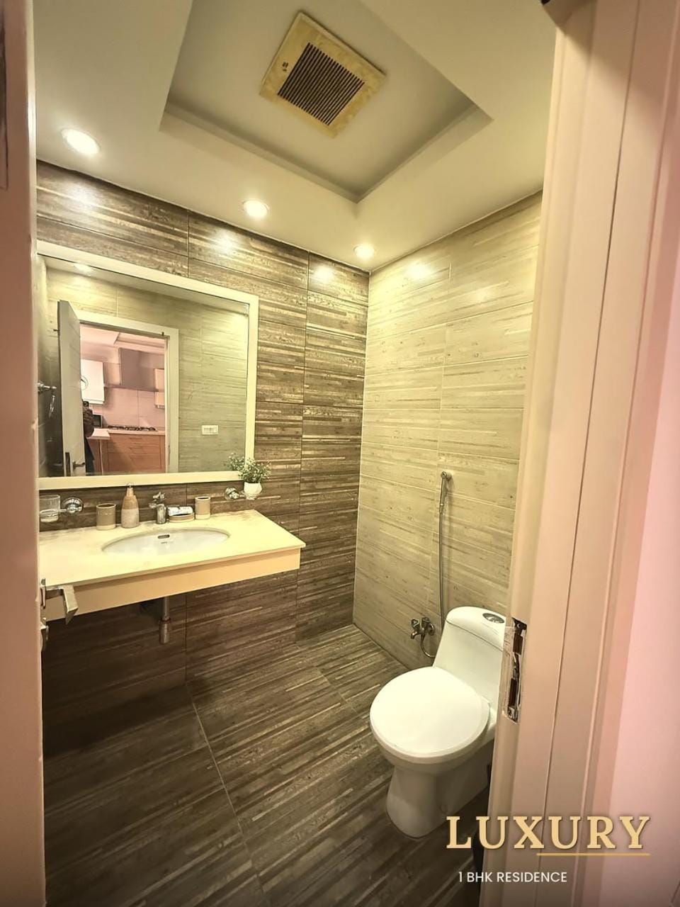 White Pearl 1BHK - Pool, Gym, Sauna, Self Check in Apartment in Islamabad