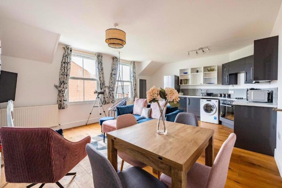 Kitchen or kitchenette, Seating area, toaster