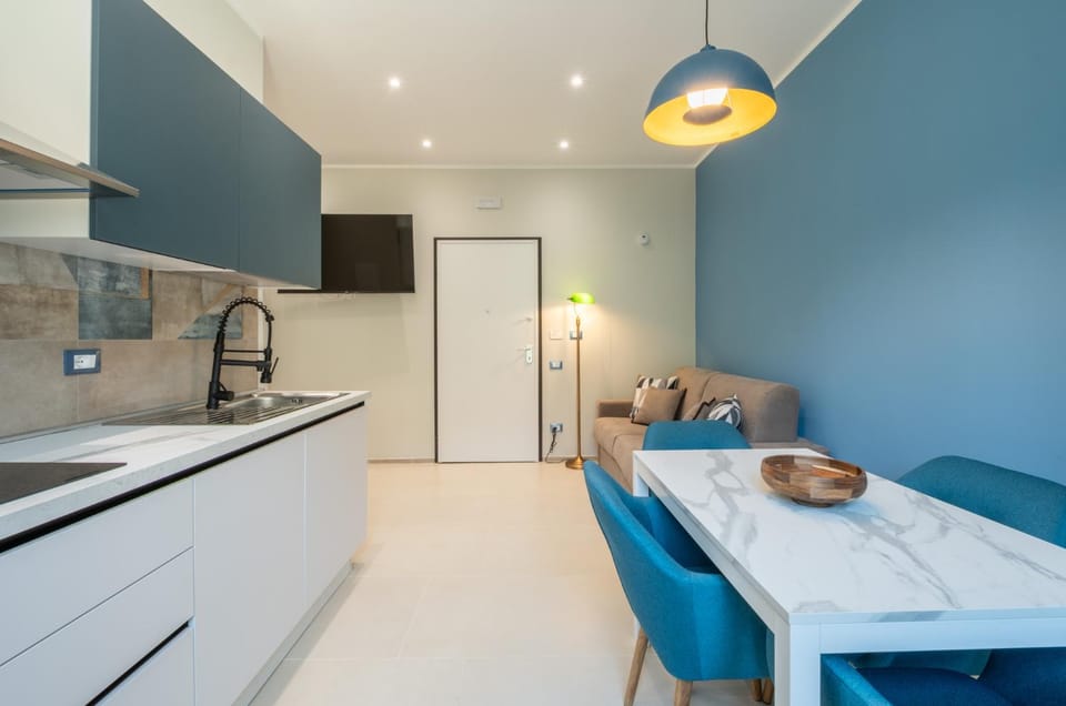 TV and multimedia, Kitchen or kitchenette, Living room, Seating area, Dining area, stove