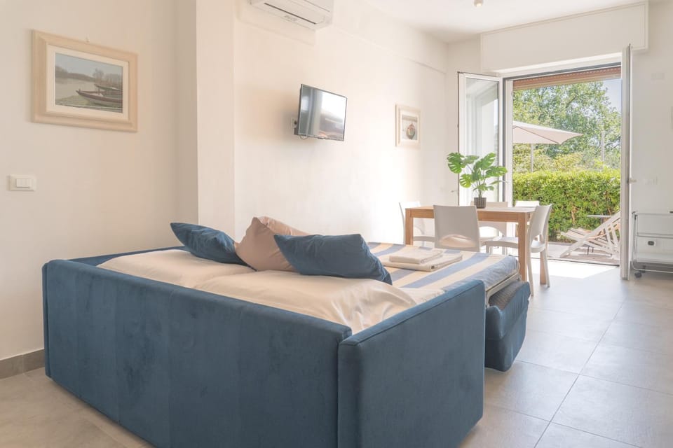 Bed, TV and multimedia, Living room, Photo of the whole room, Seating area, Bedroom, air conditioner
