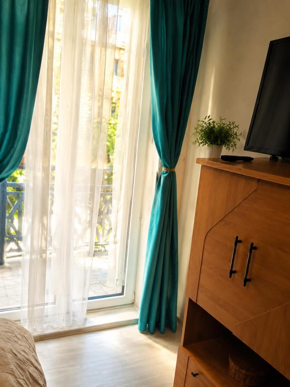 TV and multimedia, Photo of the whole room, Bedroom