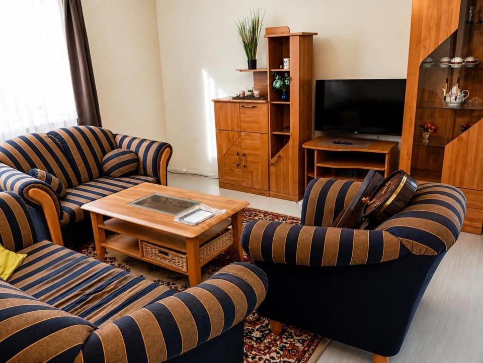 Communal lounge/ TV room, TV and multimedia, Living room, Seating area, Evening entertainment