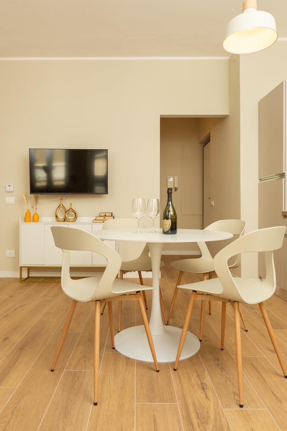 TV and multimedia, Living room, Food and drinks, Seating area, Dining area, Drinks