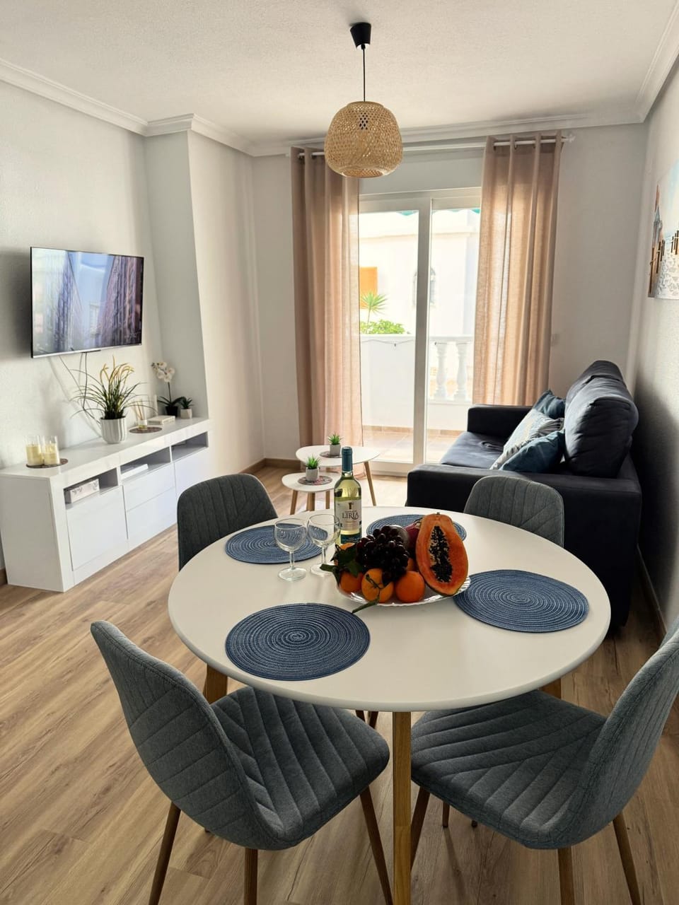 TV and multimedia, Living room, Food and drinks, Seating area