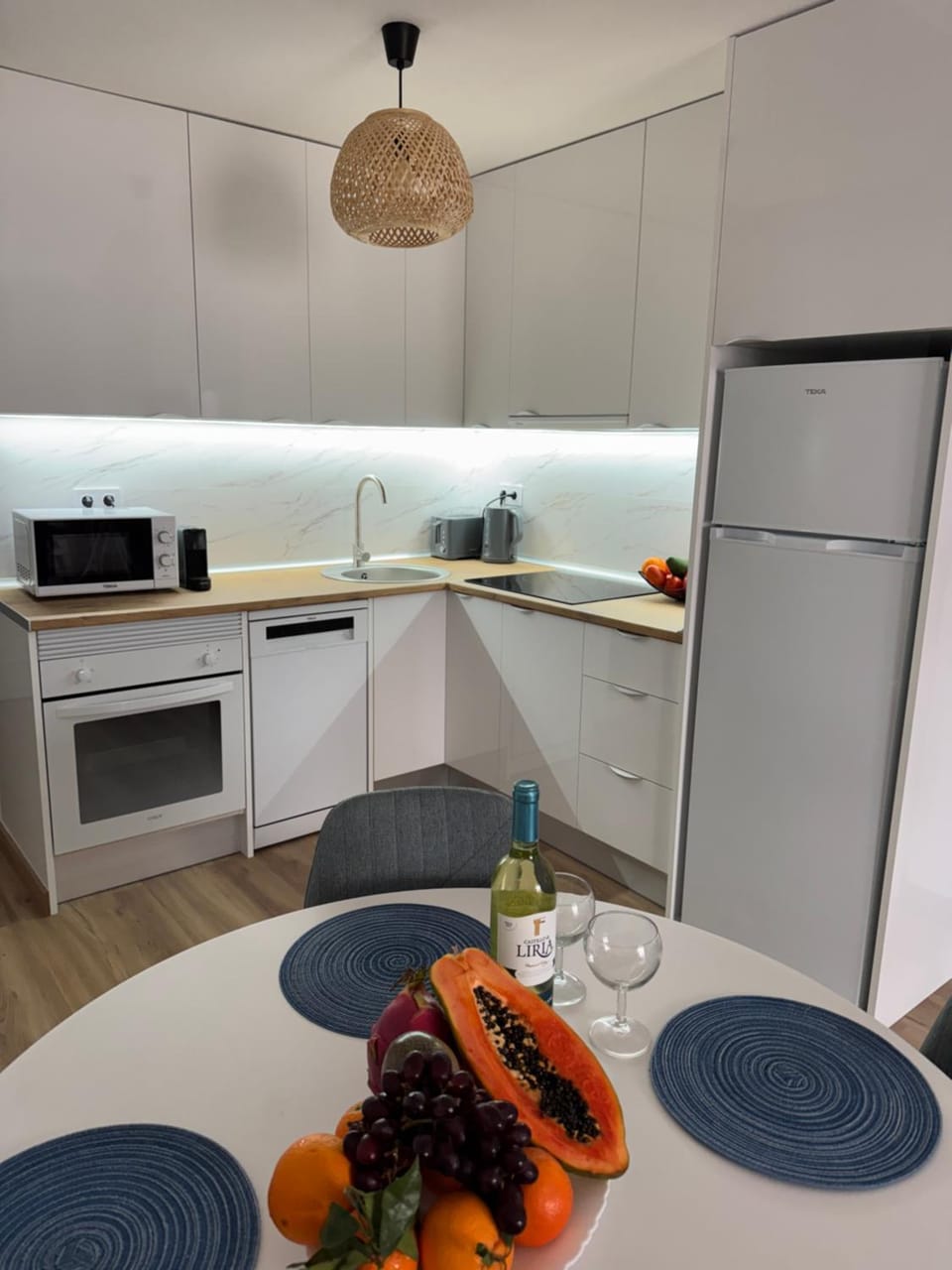 Kitchen or kitchenette, Food and drinks, Dining area, Food, oven, stove, toaster