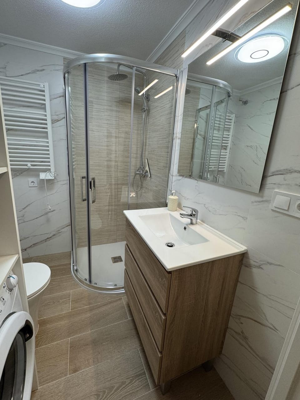 Shower, Toilet, Bathroom, towels, washing machine