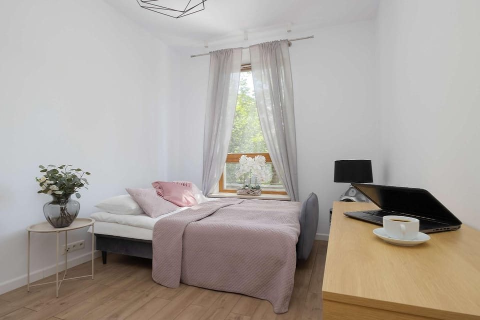 Bed, TV and multimedia, Kitchen or kitchenette, Photo of the whole room, Seating area, Bedroom