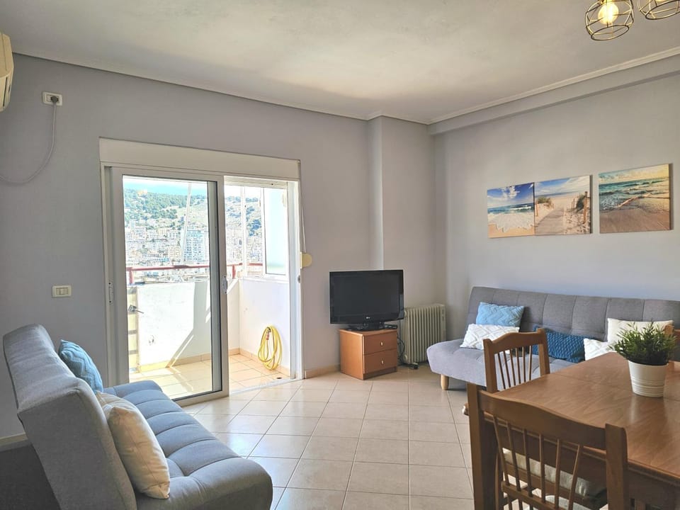 TV and multimedia, Living room, Seating area, Dining area
