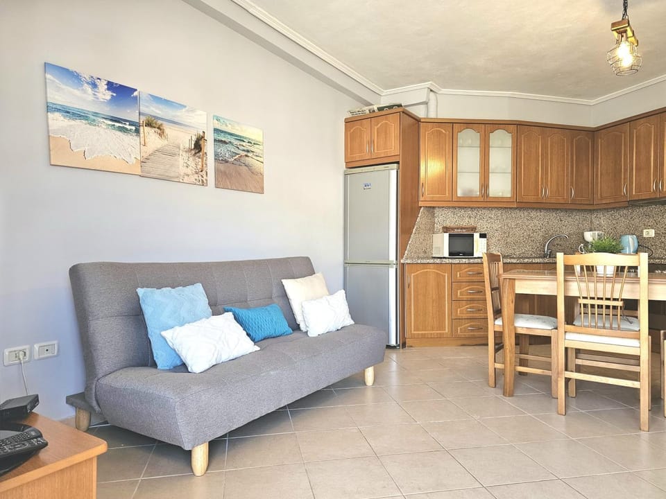 Kitchen or kitchenette, Living room, Seating area, Dining area