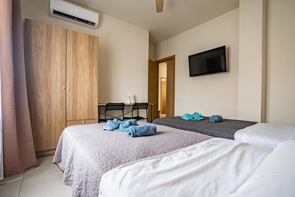 Bed, TV and multimedia, Photo of the whole room, Bedroom, towels, wardrobe, air conditioner