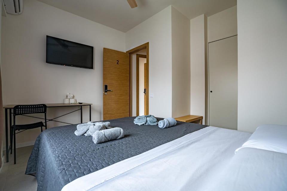 Bed, TV and multimedia, Photo of the whole room, Bedroom, towels, wardrobe
