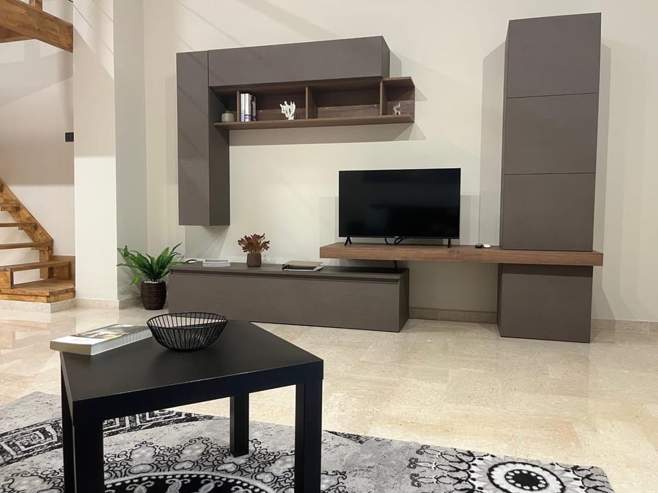 Communal lounge/ TV room, Communal lounge/ TV room, TV and multimedia, Living room, Seating area, Evening entertainment