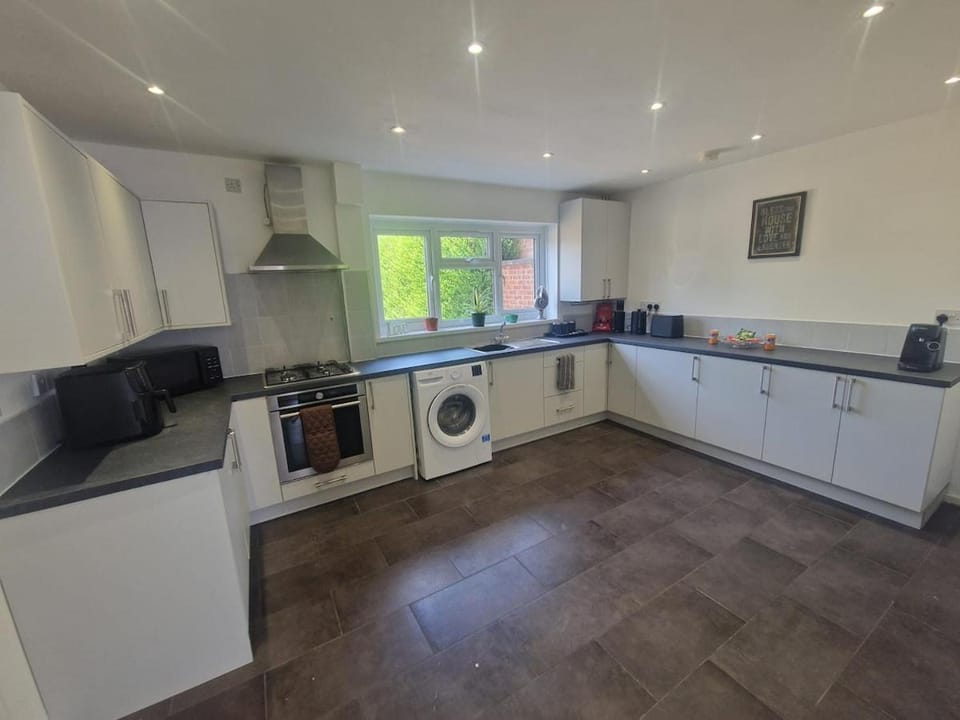 Kitchen or kitchenette, oven, toaster, washing machine