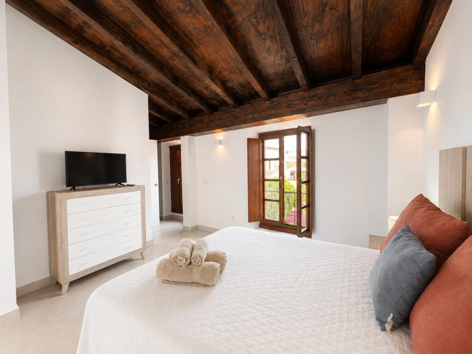 Photo of the whole room, Bedroom