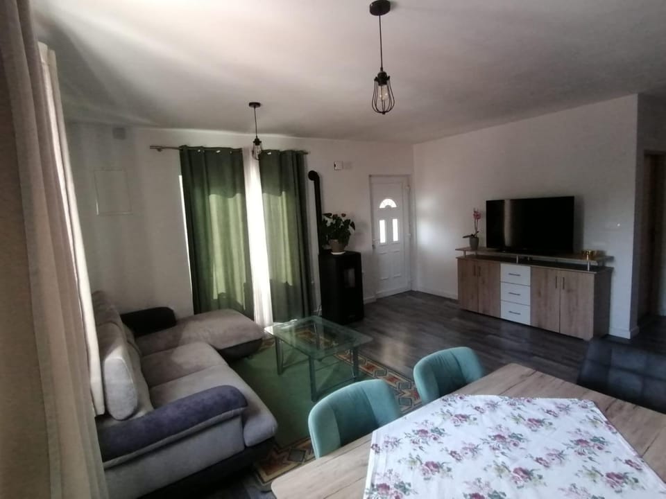 Communal lounge/ TV room, TV and multimedia, Living room, Photo of the whole room, Seating area
