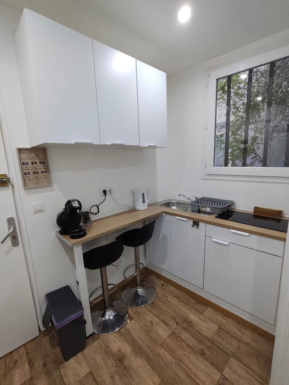 Coffee/tea facilities, Kitchen or kitchenette, stove