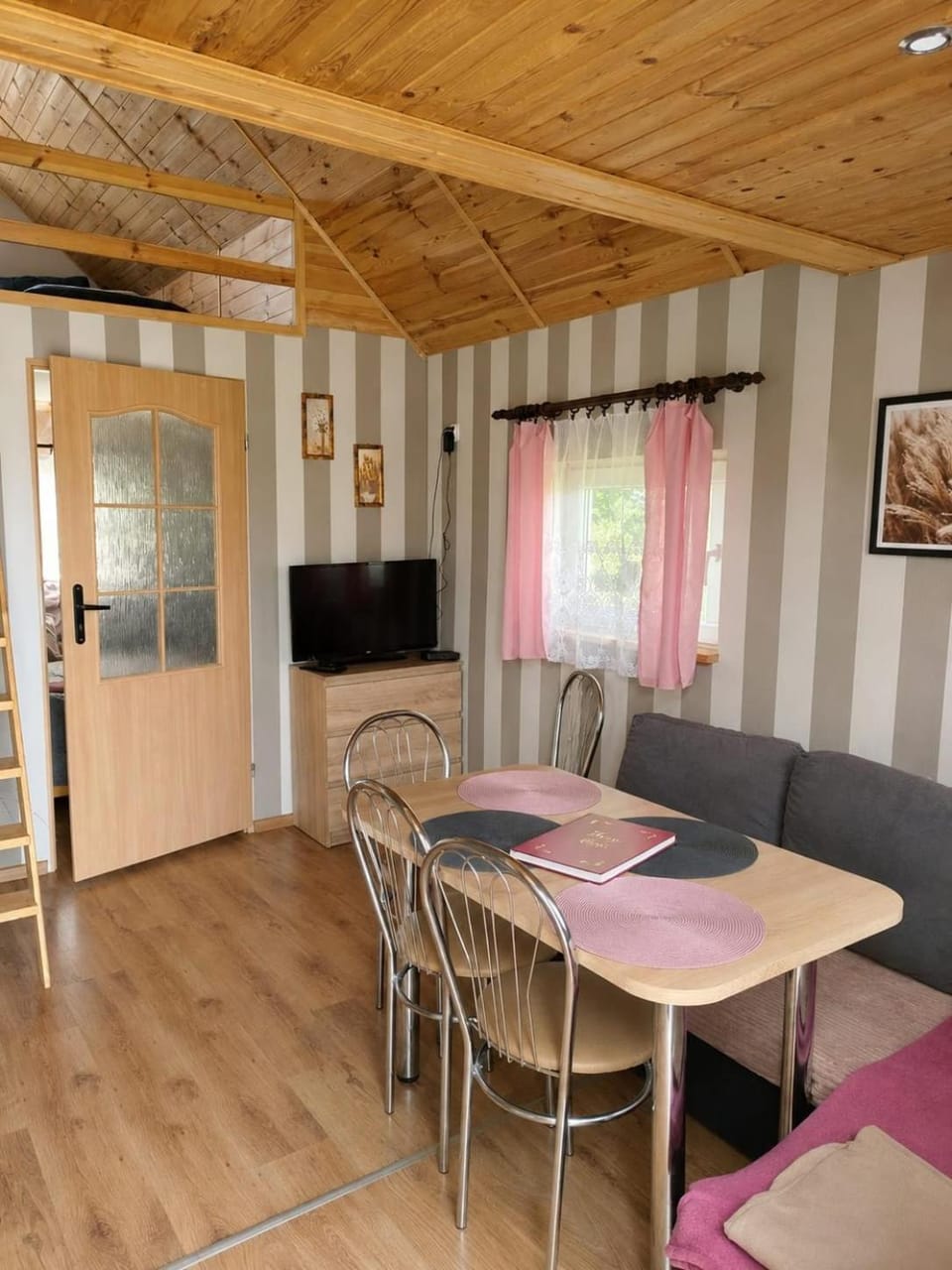Communal lounge/ TV room