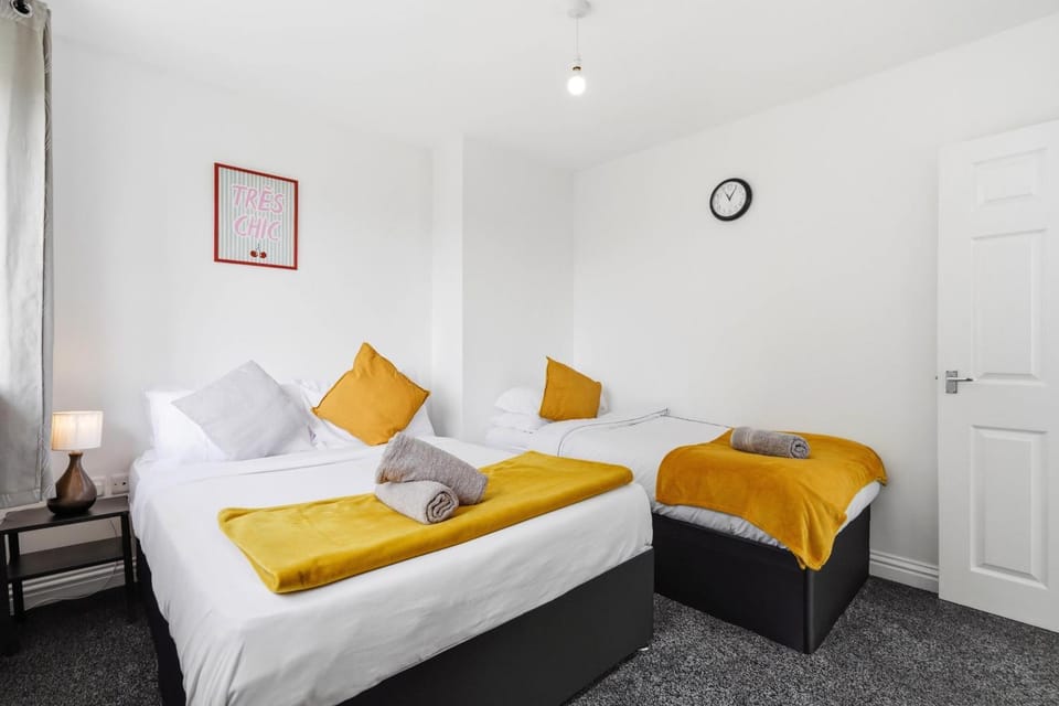 Stylish 3-Bed House Near Birmingham City Centre House in Oldbury