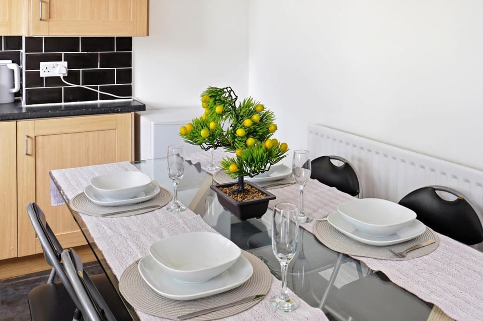 Stylish 3-Bed House Near Birmingham City Centre House in Oldbury