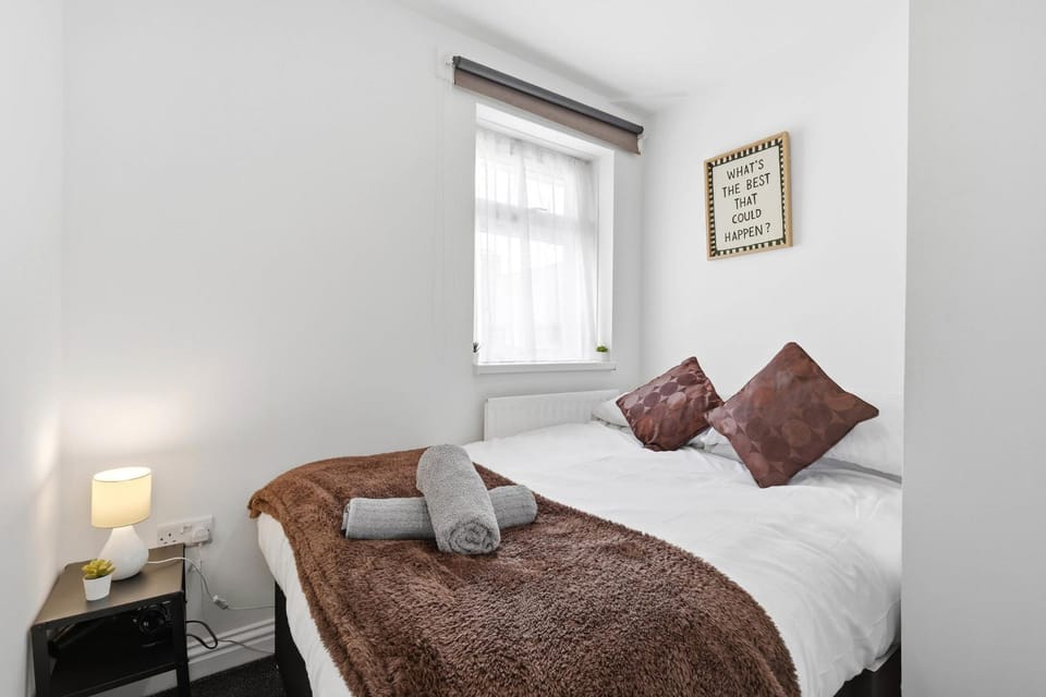 Stylish 3-Bed House Near Birmingham City Centre House in Oldbury