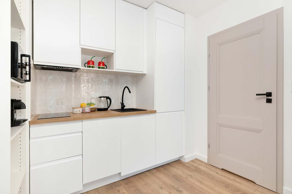 Kitchen or kitchenette, microwave, stove