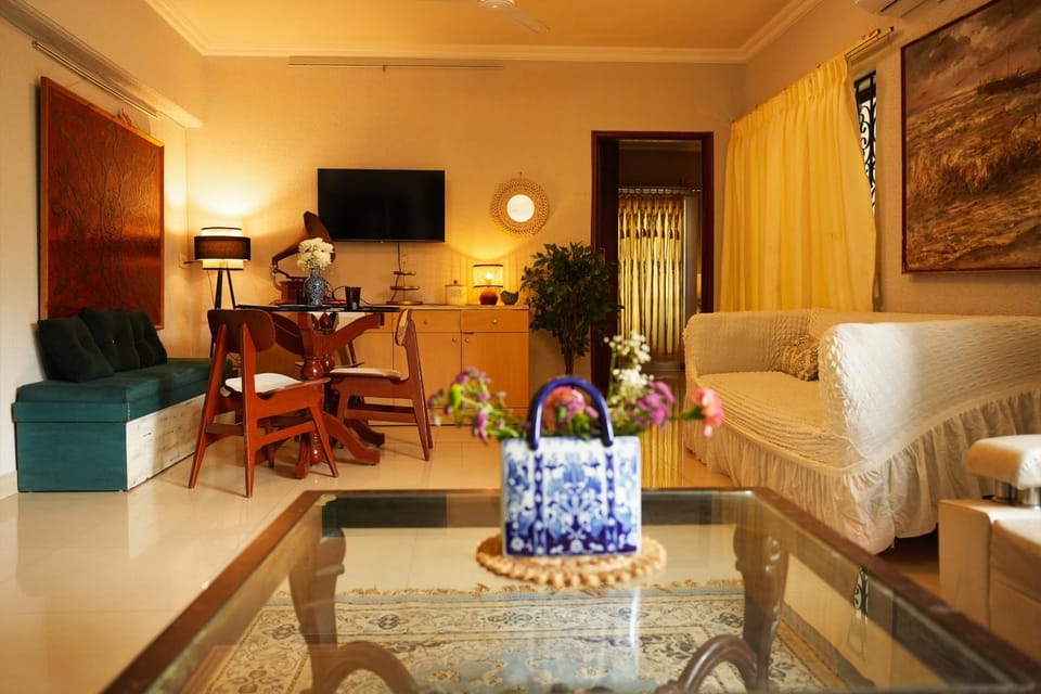 Communal lounge/ TV room, TV and multimedia, Living room, Seating area, Dining area, Evening entertainment
