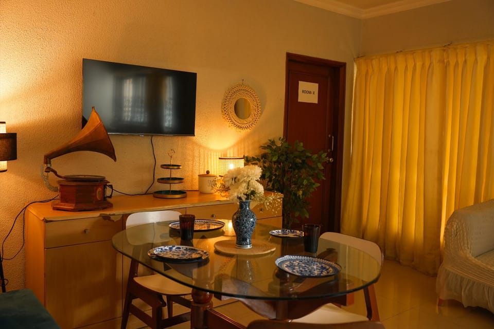 TV and multimedia, Living room, Seating area, Dining area