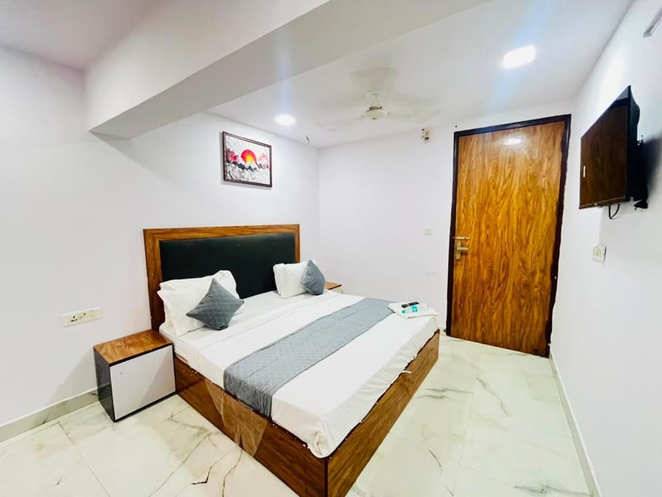 Communal lounge/ TV room, Bed, TV and multimedia, Photo of the whole room, Evening entertainment, Bedroom, wardrobe