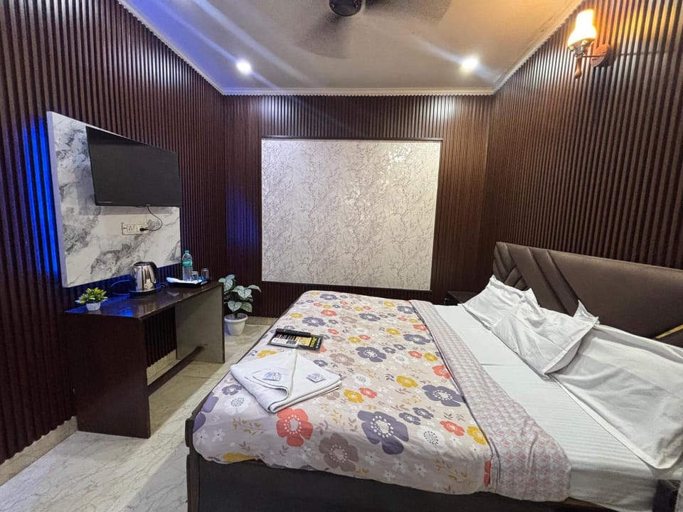 Bed, TV and multimedia, Photo of the whole room, Bedroom