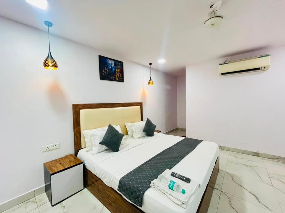 Bed, Photo of the whole room, Bedroom, towels, air conditioner