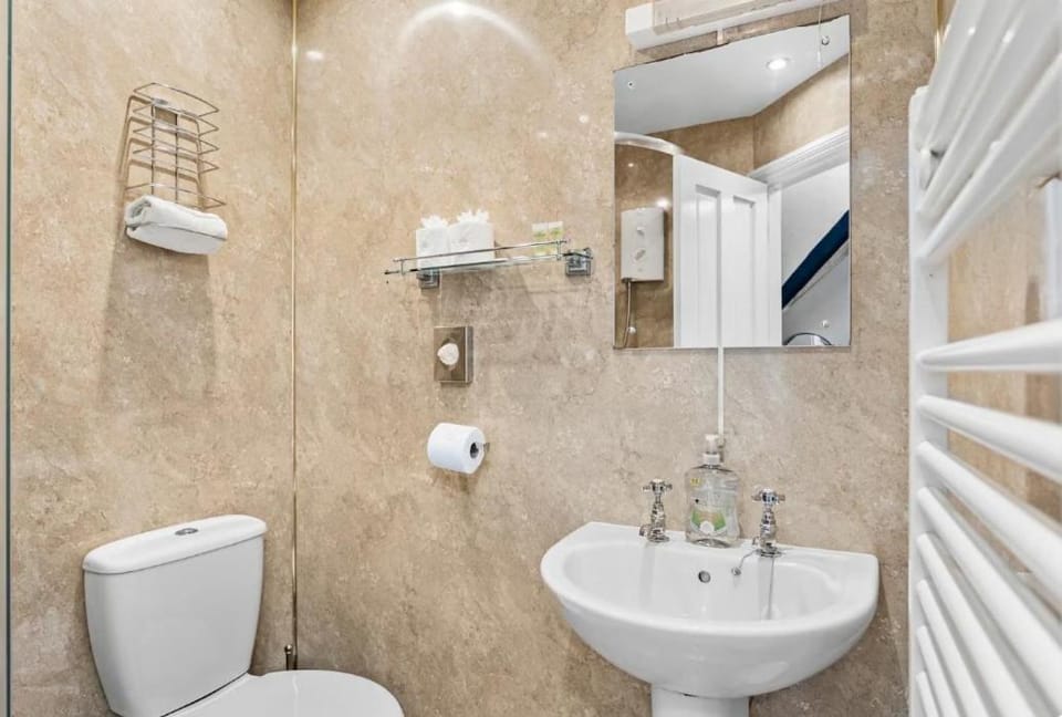 Robin Hood's Bay Escape - 7BR, Hot Tub & Parking House in Robin Hoods Bay