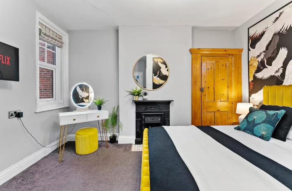 Robin Hood's Bay Escape - 7BR, Hot Tub & Parking House in Robin Hoods Bay