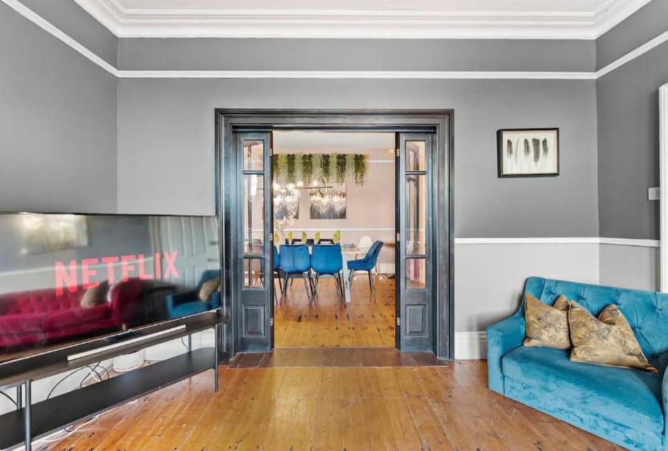 Robin Hood's Bay Escape - 7BR, Hot Tub & Parking House in Robin Hoods Bay