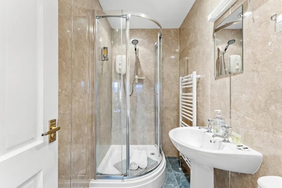 Robin Hood's Bay Escape - 7BR, Hot Tub & Parking House in Robin Hoods Bay